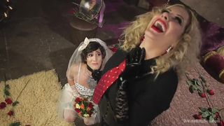 Жена фистит анал куколда в платье невесты и приказывает сосать хуй