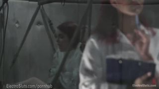 Рыжая докторша устроила электрические секс пытки для Amarna Miller в психушке