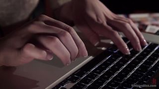 Любительница порно получила анальный фистинг рукой БДСМ госпожи