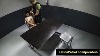 Латинка согласилась на грубый секс с полицейским, чтобы выйти из тюрьмы