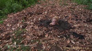 Dee Williams тонет в грязи и не может выбраться из болота