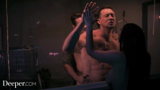 Три порно модели на анальной секс оргии в клубе для свингеров