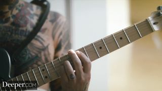 Гитарист хардкорно лижет и трахает киску мулатки в коридоре