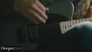 Гитарист хардкорно лижет и трахает киску мулатки в коридоре