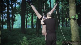 Садист жестко ебашит плеткой по жопе связанную Сару Кей в лесу