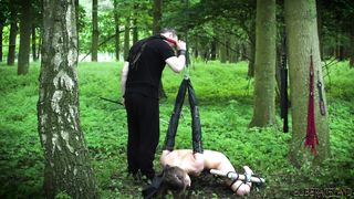 Связанная Сара Кей орет на весь лес от жесткой мастурбации в подвешенной позе
