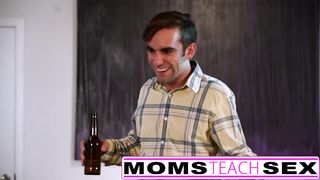 Мачеха выпила с сыном и его девушкой пива, чтобы замутить секс на троих