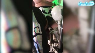 Мамочка в гриме скелета ебется с секс машиной на стриме, сидя на гробу
