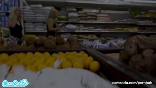 Лесбухи грубо лижут пезды в позе 69 на полу супермаркета
