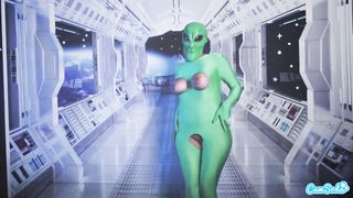 Модель в костюме пришельца мастурбирует бритую киску и кончает
