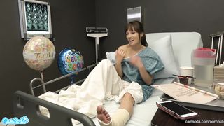 Девка со сломанной ногой подрочила член бойфренда себе на грудь в больнице