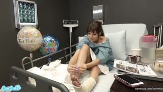 Девка со сломанной ногой подрочила член бойфренда себе на грудь в больнице