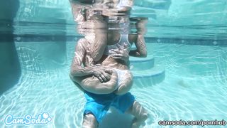 Алексис Монро исполняет подводный минет во время траха в бассейне