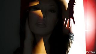 Японская стриптизерша слизывает вагинальный кремпай с дивана