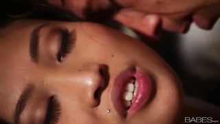 Красивый эротический секс с азиаткой Sharon Lee и хуястым парнем