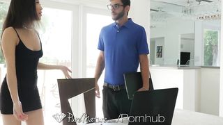 Компьютерный мастер увидел порно фото клиентки и оттрахал её