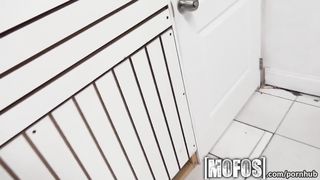 Тинка азиатка оттрахана в бритую письку раком в примерочной