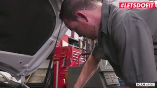 Подруги оплатили ремонт машины сексом втроем с механиком в гараже