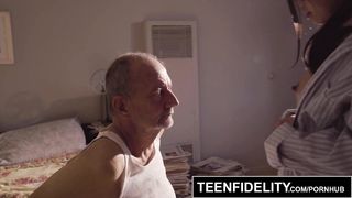 Старый извращенец снимает на видео еблю молодой соседки и внука