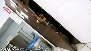 Облизывает нигерский хуй после ануса азиатки во время ЖМЖ в прачечной
