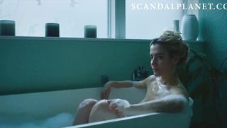 Голая Лиза Дван сидит в холодной ванной в сериале «Главарь»