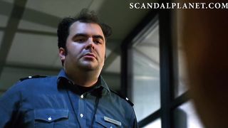 Надзиратель приказал Андреа Завацки показать сиськи в триллере «Эксперимент»