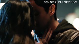 Мелисса Баррера целуется с бывшим и дает ему в киску в сериале «Жизнь»