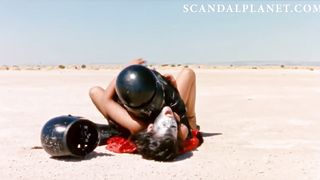 Бренда Ноулс в жесткой сцене секса в пустыне в фильме «Девушка с центрального разворота»