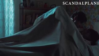 Сара Серайокко занимается сексом под одеялом с бандитом в фильме «Безжалостный»