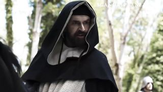 Крестоносцы ведут по лесу связанную и голую Камиллу Диану в сериале «Имя розы»