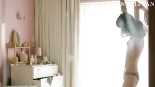 Голая Эмма Эпплтон сверкает попкой и маленькой грудью в короткометражке «Dreamlands»