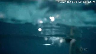 Голая Доун Оливери купается в бассейне в сериале «Обитель лжи»
