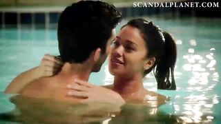 Голая Джина Родригес целуется в бассейне с другом в сериале «Девственница Джейн»