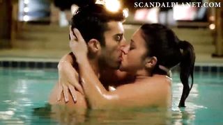 Голая Джина Родригес целуется в бассейне с другом в сериале «Девственница Джейн»