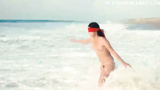 Голая Ноэ Абита завязала глаза повязкой и пошла в океан в фильме «Ава»