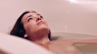 Голые сиськи Джемма Даллендер в ванной в сцене из триллера «Палачи»