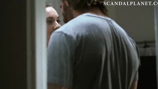 Бородач лижет киску голой Алиетт Офейм в душе в сериале «Хассель»