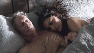 Голая Фиби Тонкин лежит на груди старика в обнаженной сцене из сериала «Цветение»