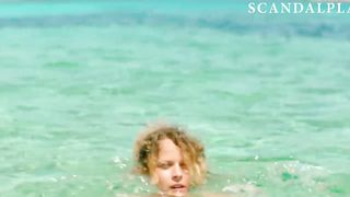 Наблюдает за голой Элли Трингу на нудистском пляже в фильме «Загар»