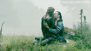 Алисса Сазерленд скачет на члене мужика в поле в сериале «Викинги»