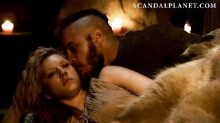 Кэтрин Винник целуется и трахается с воином под шкурой в сериале «Викинги»