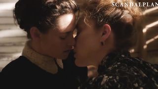 Хлоя Севиньи и Кристен Стюарт целуются в лесбийской сцене из драмы «Месть Лиззи Борден»