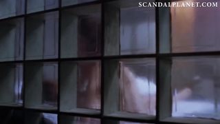 Целует голые сиськи Патриши Шарбонно во время траха в триллере «Роковой звонок»