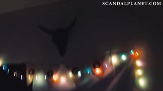 Мадлен Брюэр светит сиськами и сидит на секс машине в ужастике «Веб-камера»