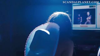 Мадлен Брюэр светит сиськами и сидит на секс машине в ужастике «Веб-камера»