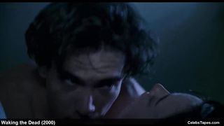 Дженнифер Коннелли и Молли Паркер в интимных сценах из триллера «Пробуждая мертвецов»