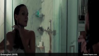 Голая Ана Жирардо ебется с другом после ванной в фильме «Запутавшаяся»