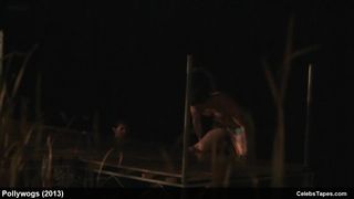 Кейт Лин Шейл в красном купальнике целуется с парнем в фильме «Головастики»