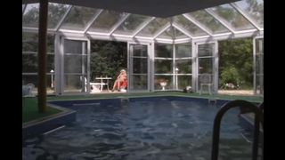 Жены богачей ебутся с мужьями и друг с другом в винтажной порнухе