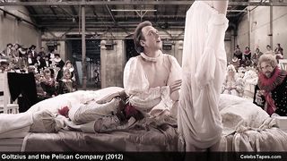 Актер целует голую Халину Рейн перед зрителями в фильме «Гольциус и Пеликанья компания»